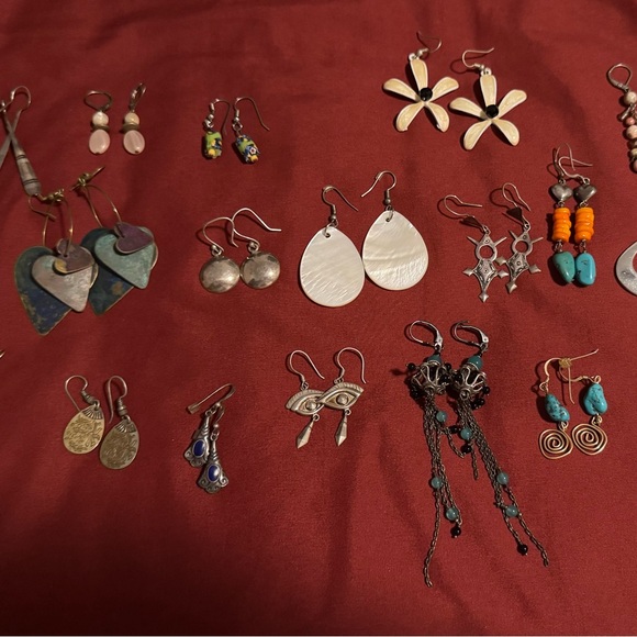 Vintage Earrings set of 17 with pouch - Picture 7 of 7